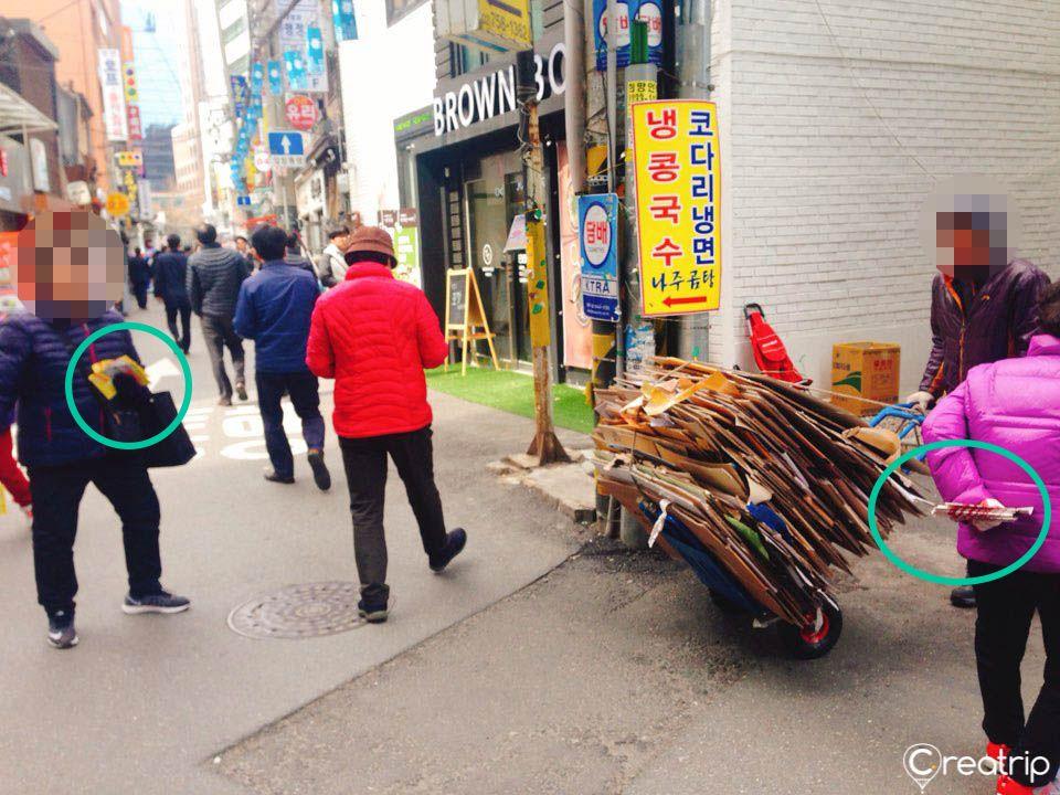 中国 韩国市中心散发传单，互动式商业广告。