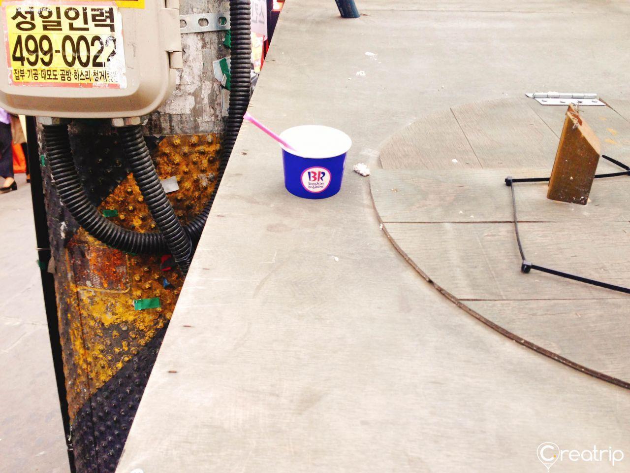 中国 街角的垃圾堆积，垃圾暴露在外。