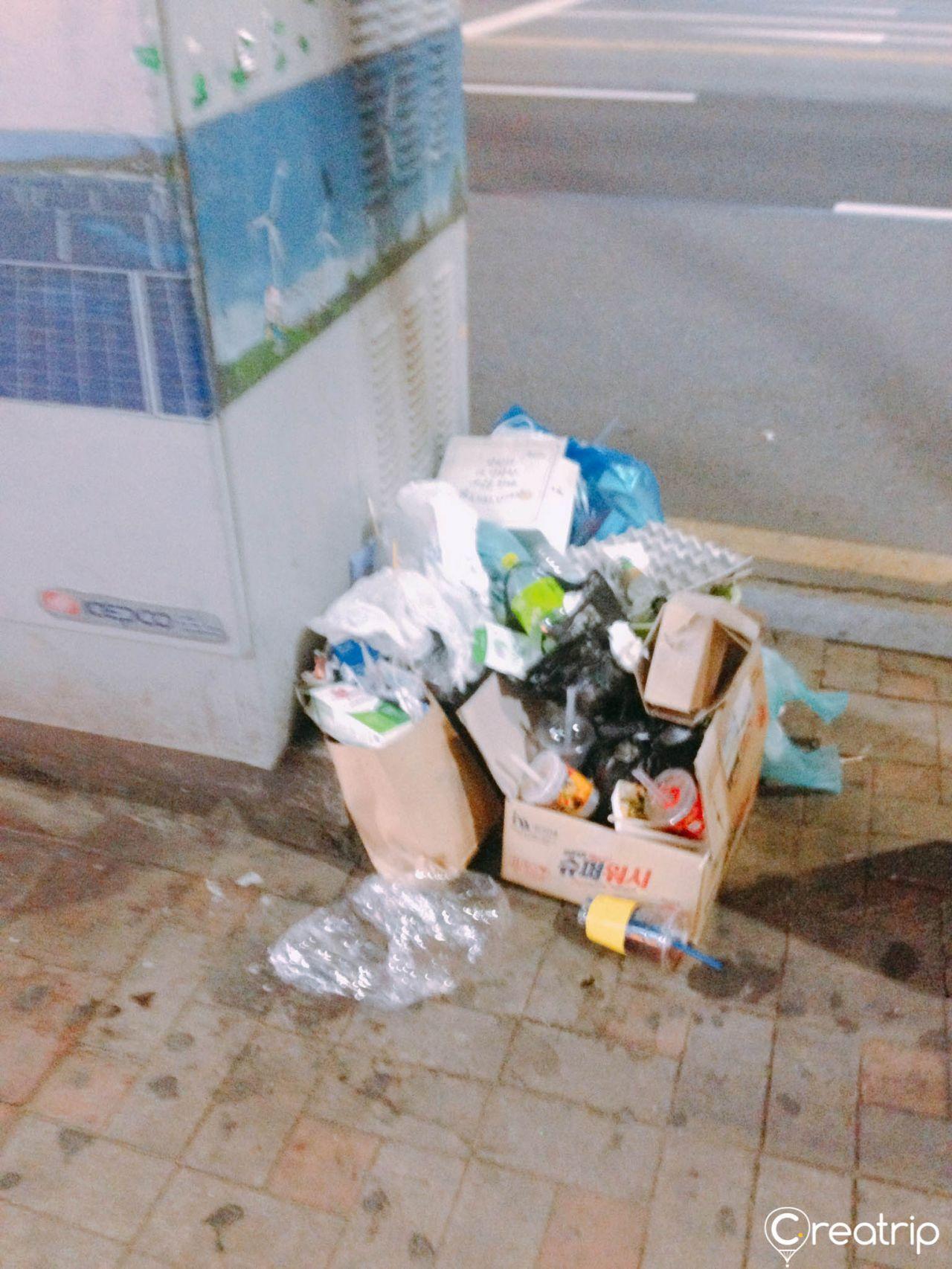 中国 韩国街道，垃圾集中区域，环境卫生问题。