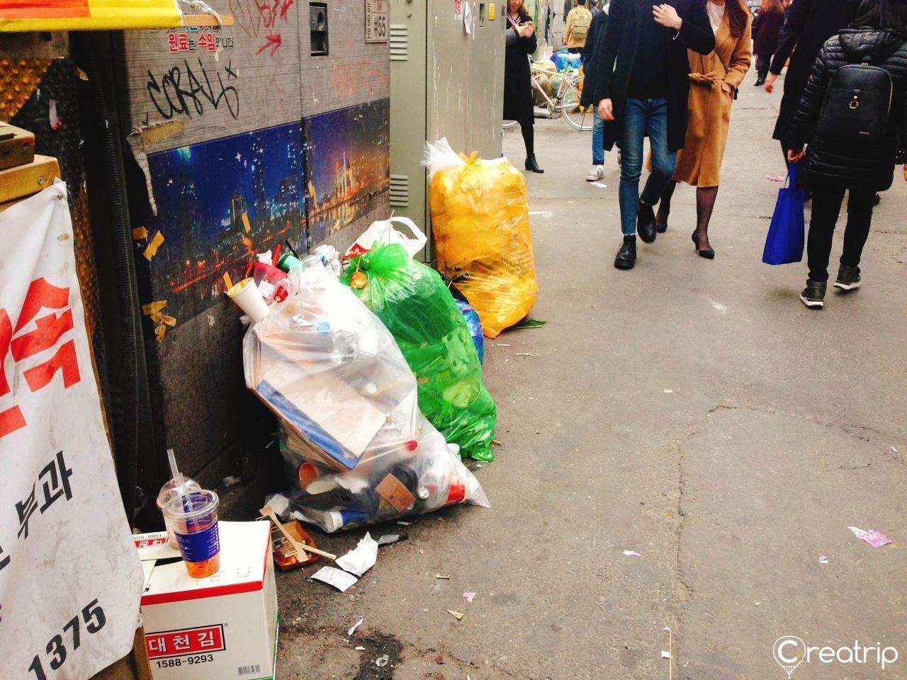 中国 韩国街道，干净整洁，人们享受城市生活。