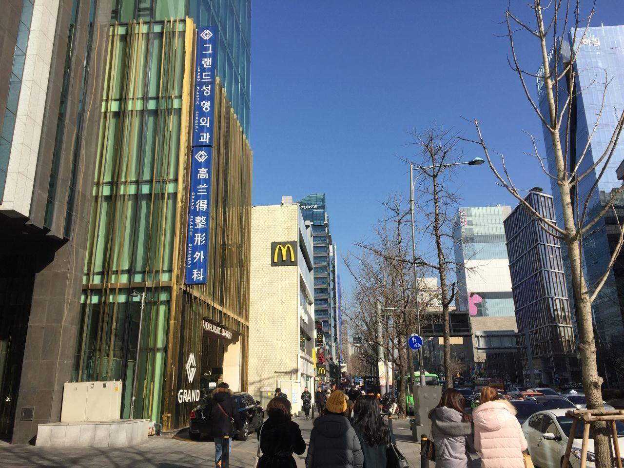 中国 韩国城市街景，高楼大厦与人行道，现代城市建筑群。