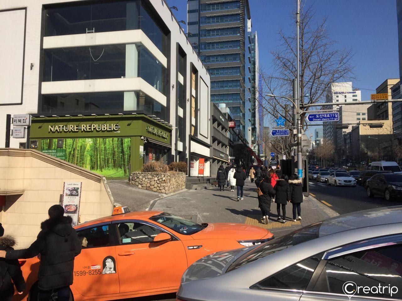 中国 韩国城市街头，繁忙的交通，现代商业区域。