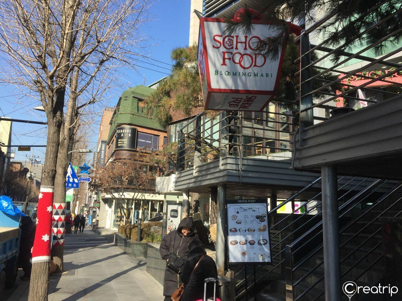 中国 韩国街道，秋季银杏树，街道交通和市民活动场景。