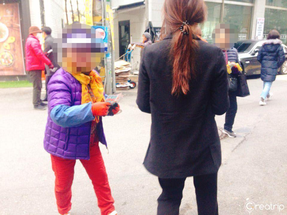 中国 韩国街头传单分发，典型的城市营销活动。