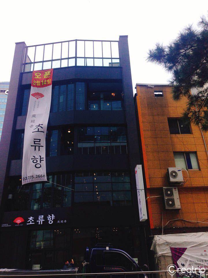 中国 韩国城市街道，高楼大厦与宽阔的步行道，繁华都市景观。