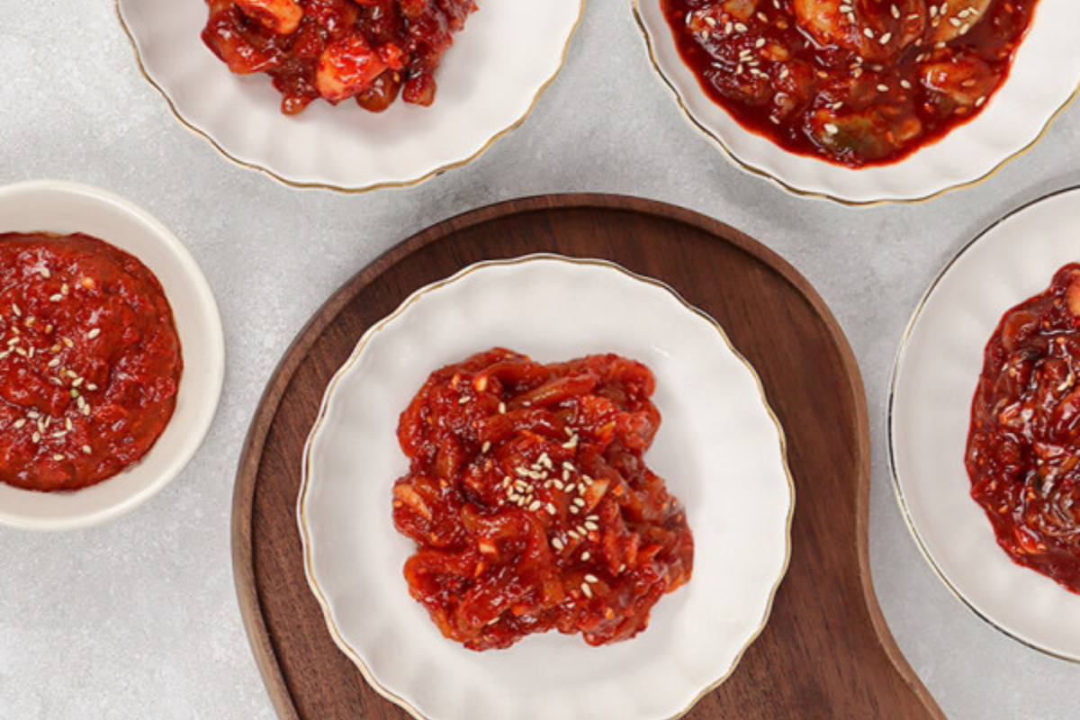 韓國菜餚與多種調味醬美食展示