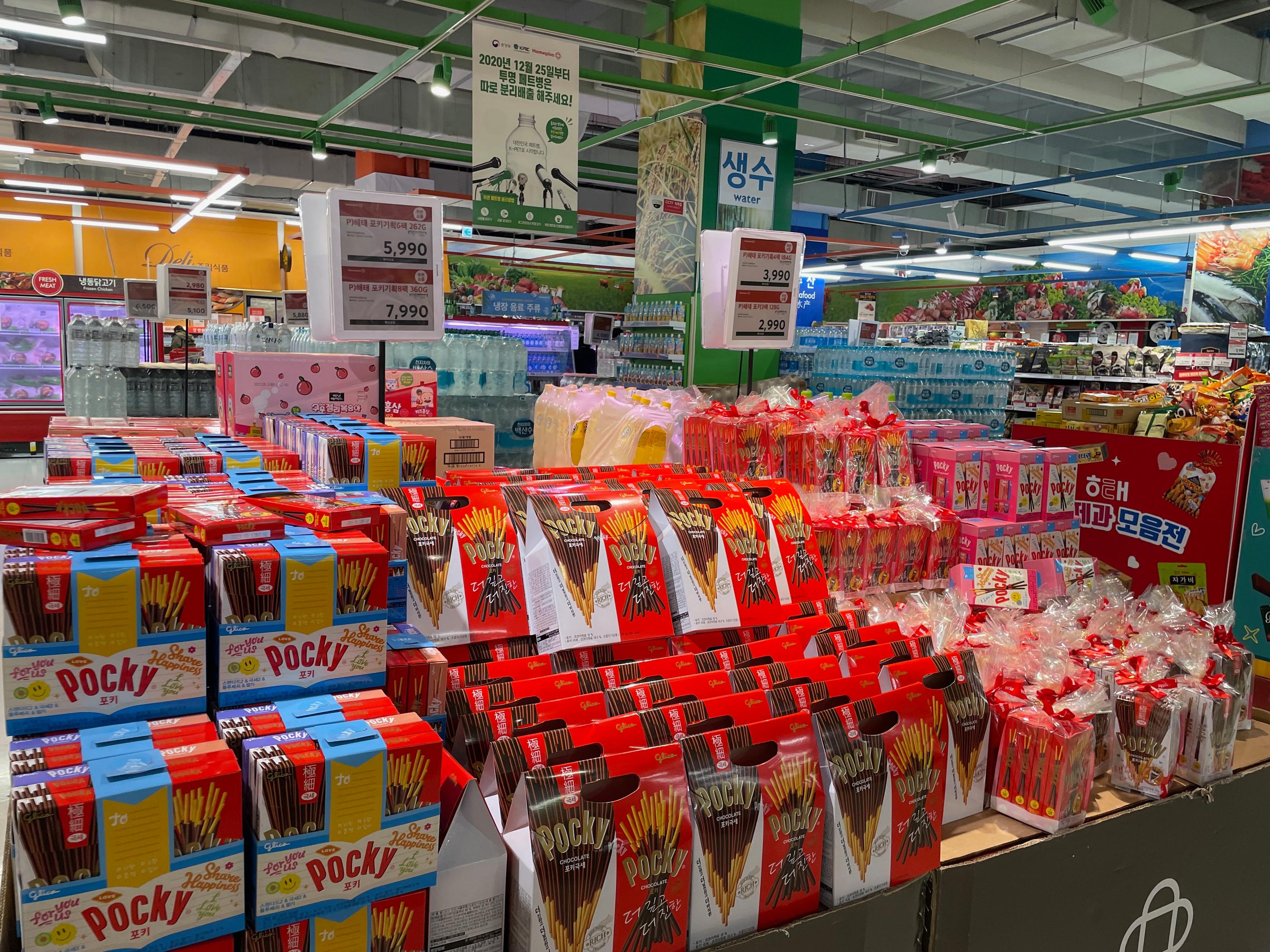 韓国の家庭用即席料理やミールキットが並べられているスーパーの棚。多様な料理のパッケージング。