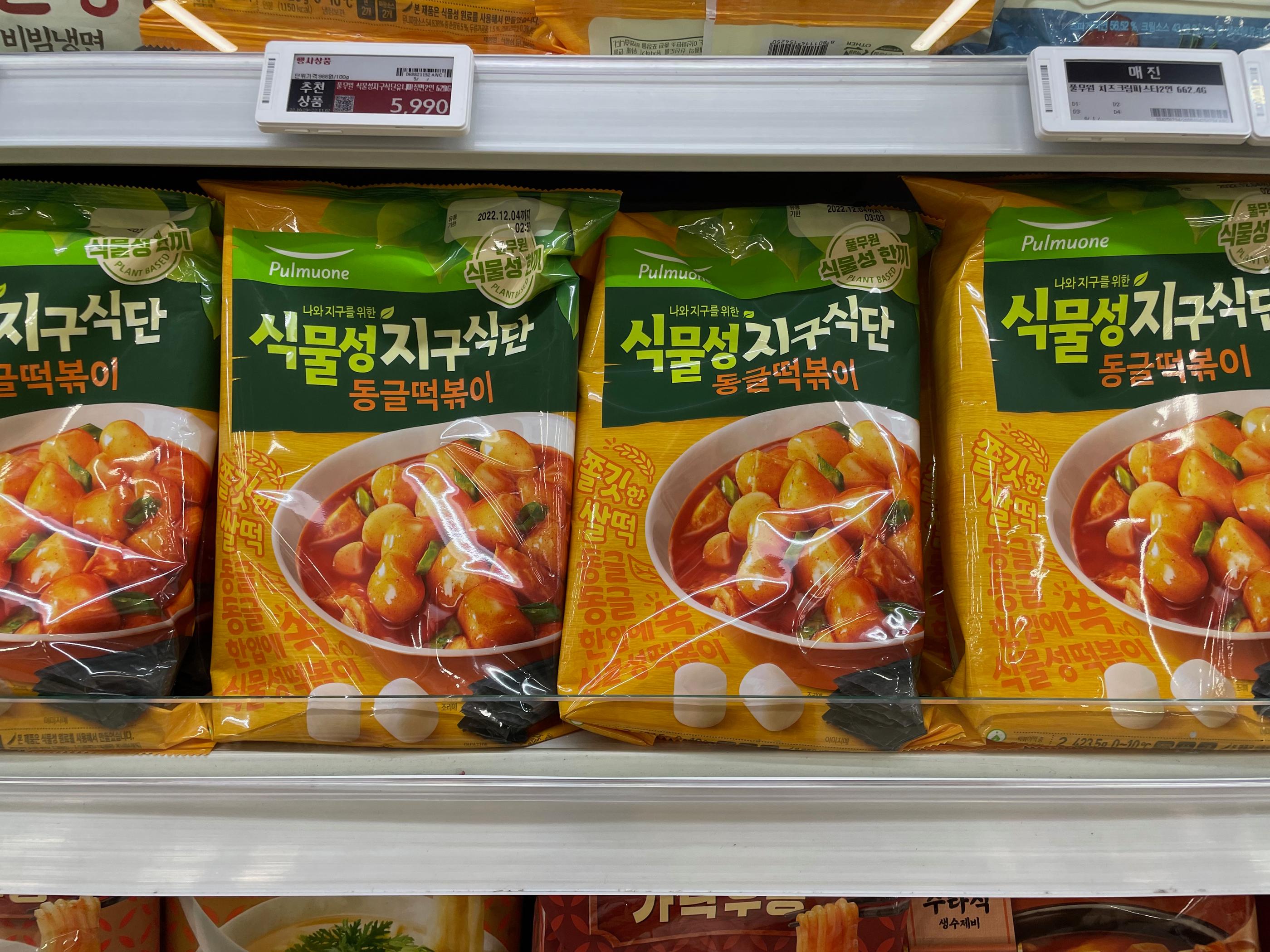 韓国の大型スーパー内で販売されている外国製のお菓子の棚。多様な製品が並ぶ。