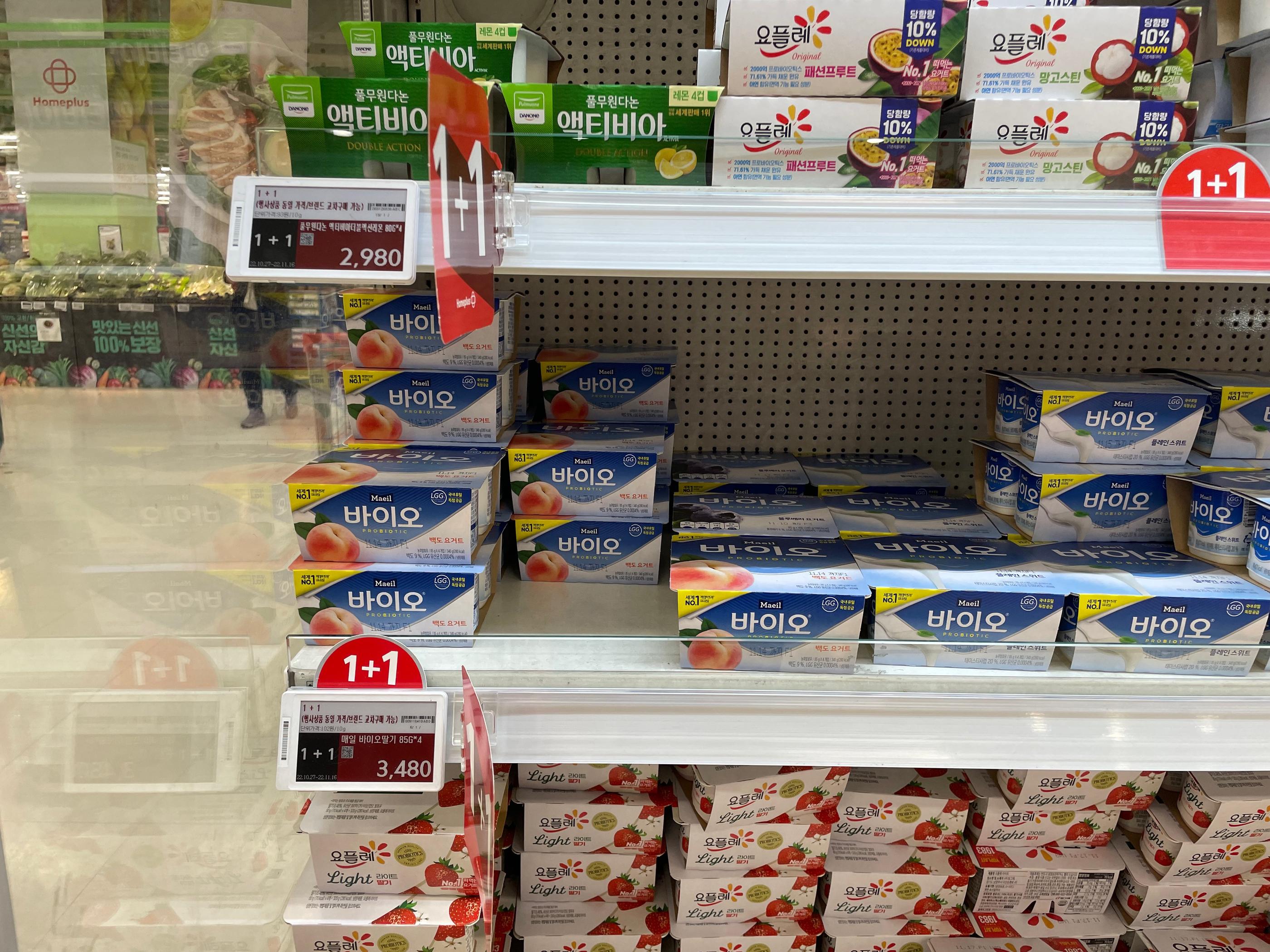 Checkout area at Homeplus Hapjeong with various cashier lines