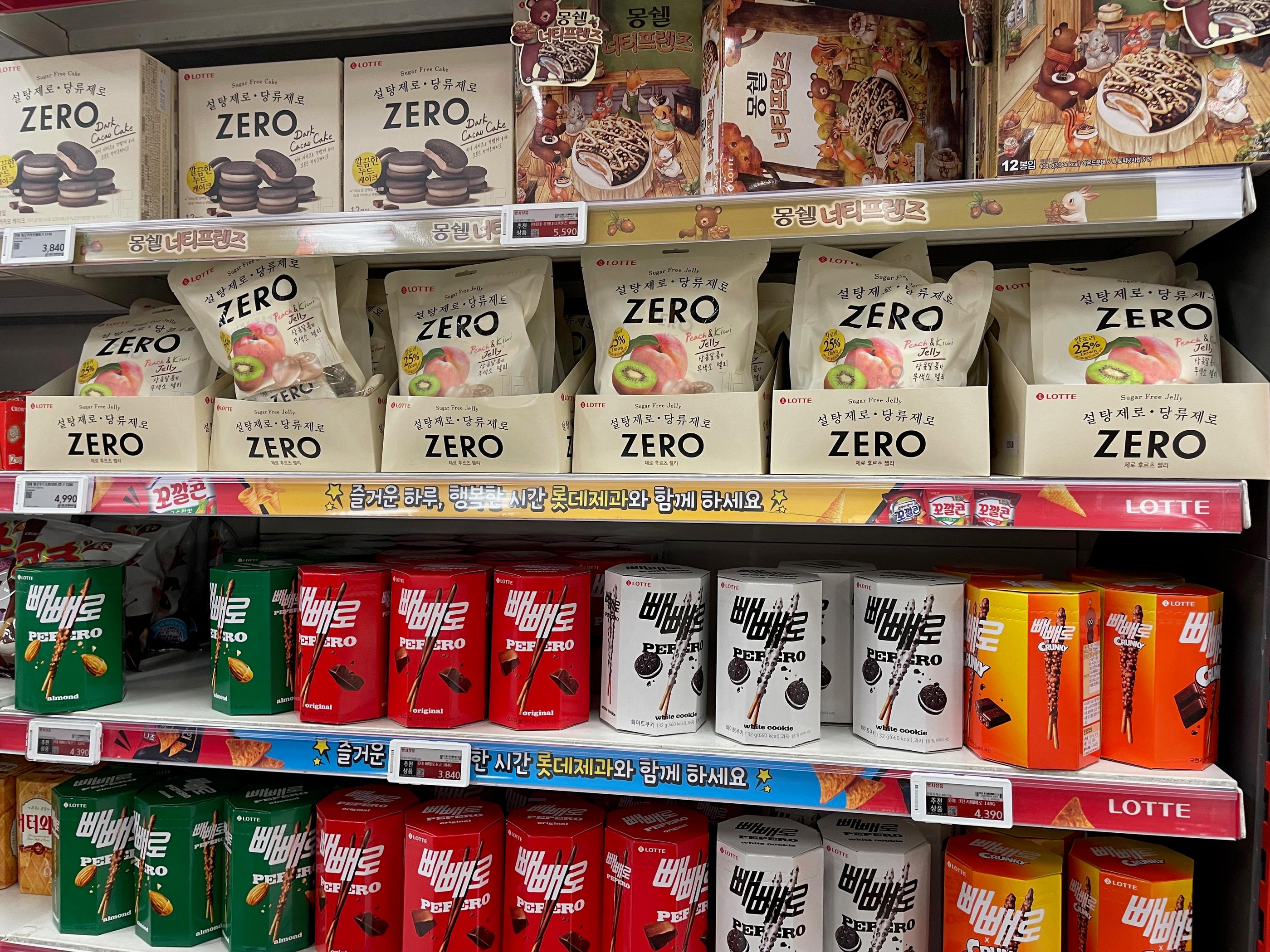 Homeplusの牛乳やヨーグルトなど乳製品が販売されている棚の様子。お得なセールが目立つ。