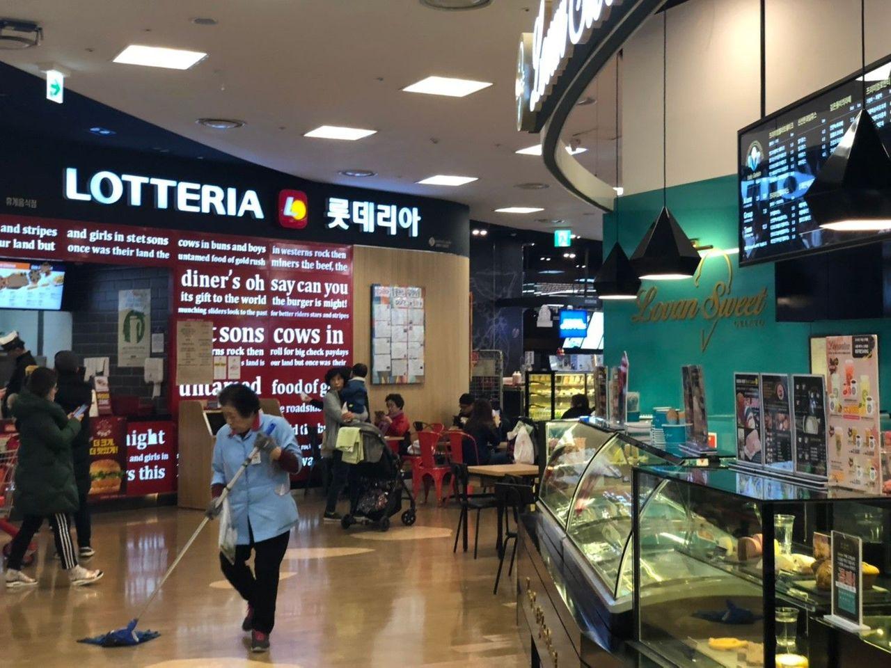 ロッテリアとカフェの内部を示すHomeplusでの飲食店エリアの写真。