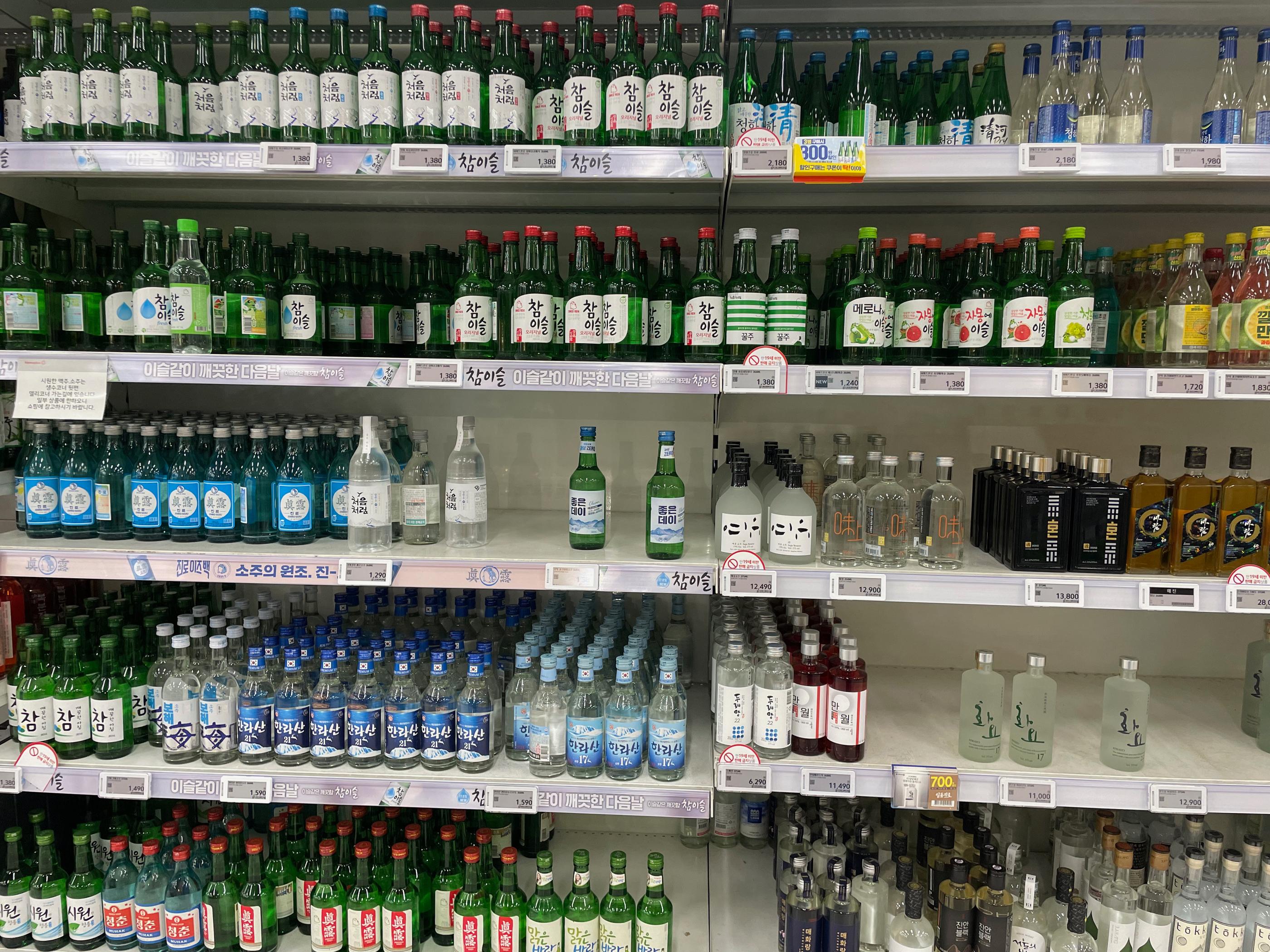 韓国の大型スーパー、Homeplusの酒類コーナーに並ぶ様々な焼酎のボトル。