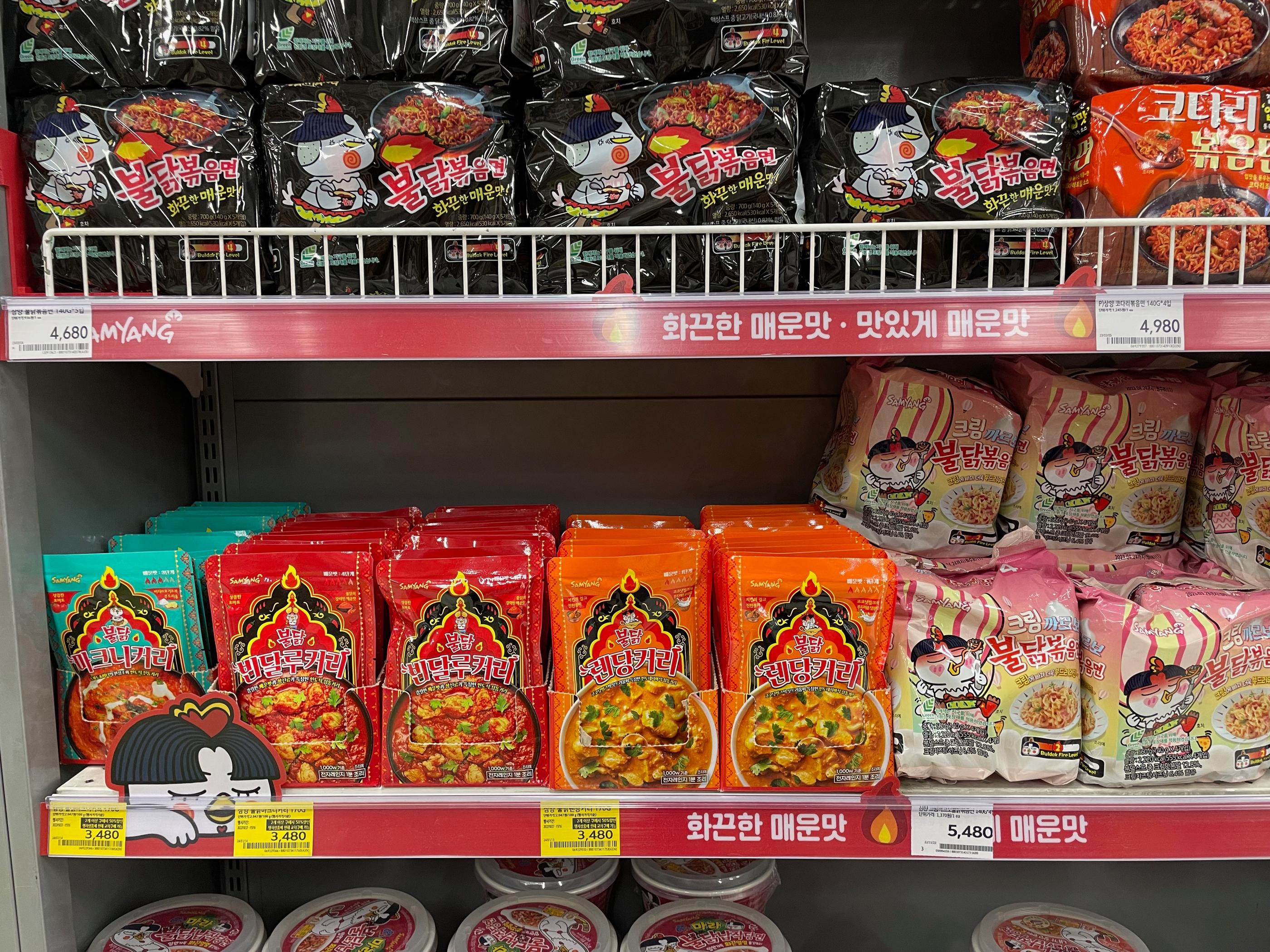 韓国の大型スーパーに用意されている免税手続き用キオスク。外国人旅行者に提供されるサービス。