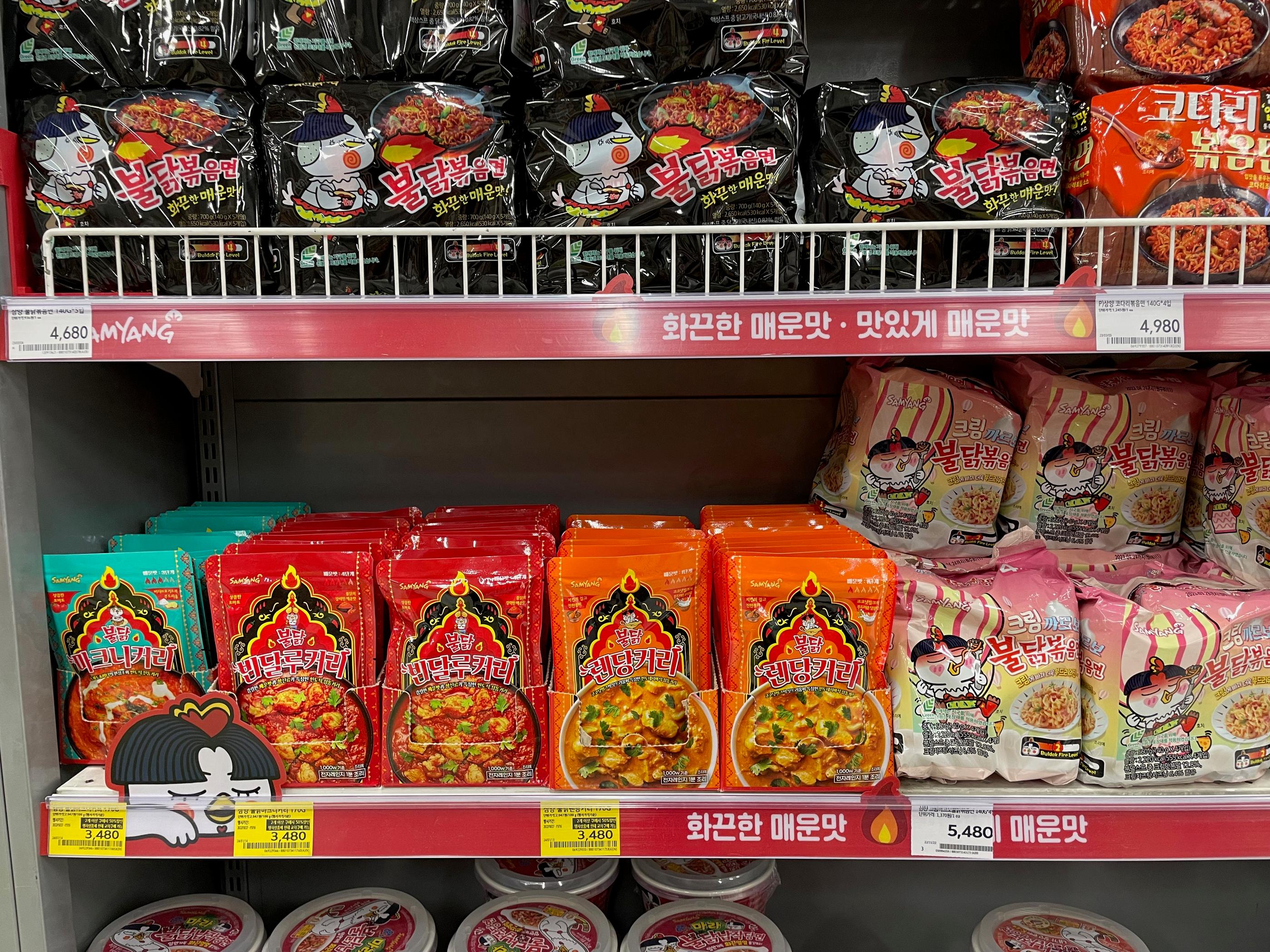 韓国の大型スーパーに用意されている免税手続き用キオスク。外国人旅行者に提供されるサービス。