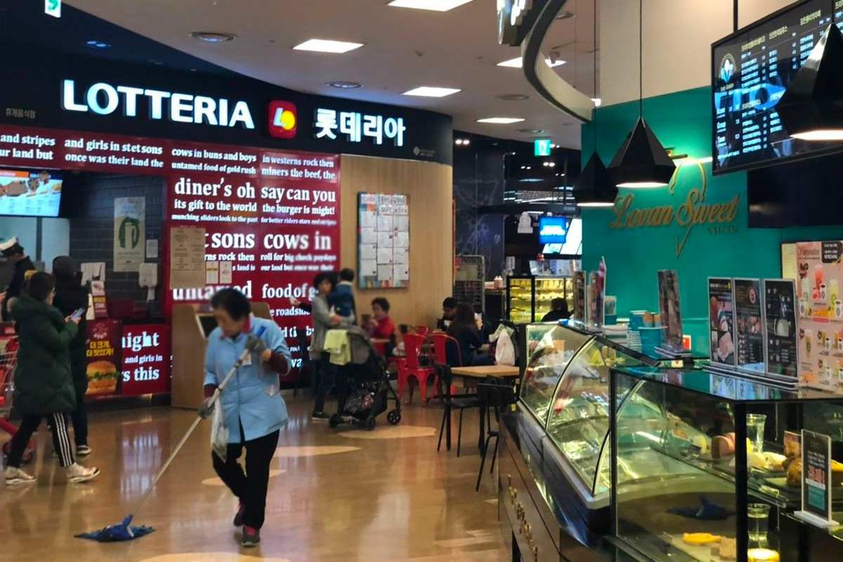 享受便利購物的休閒時光，弘大Homeplus超市內的美食街