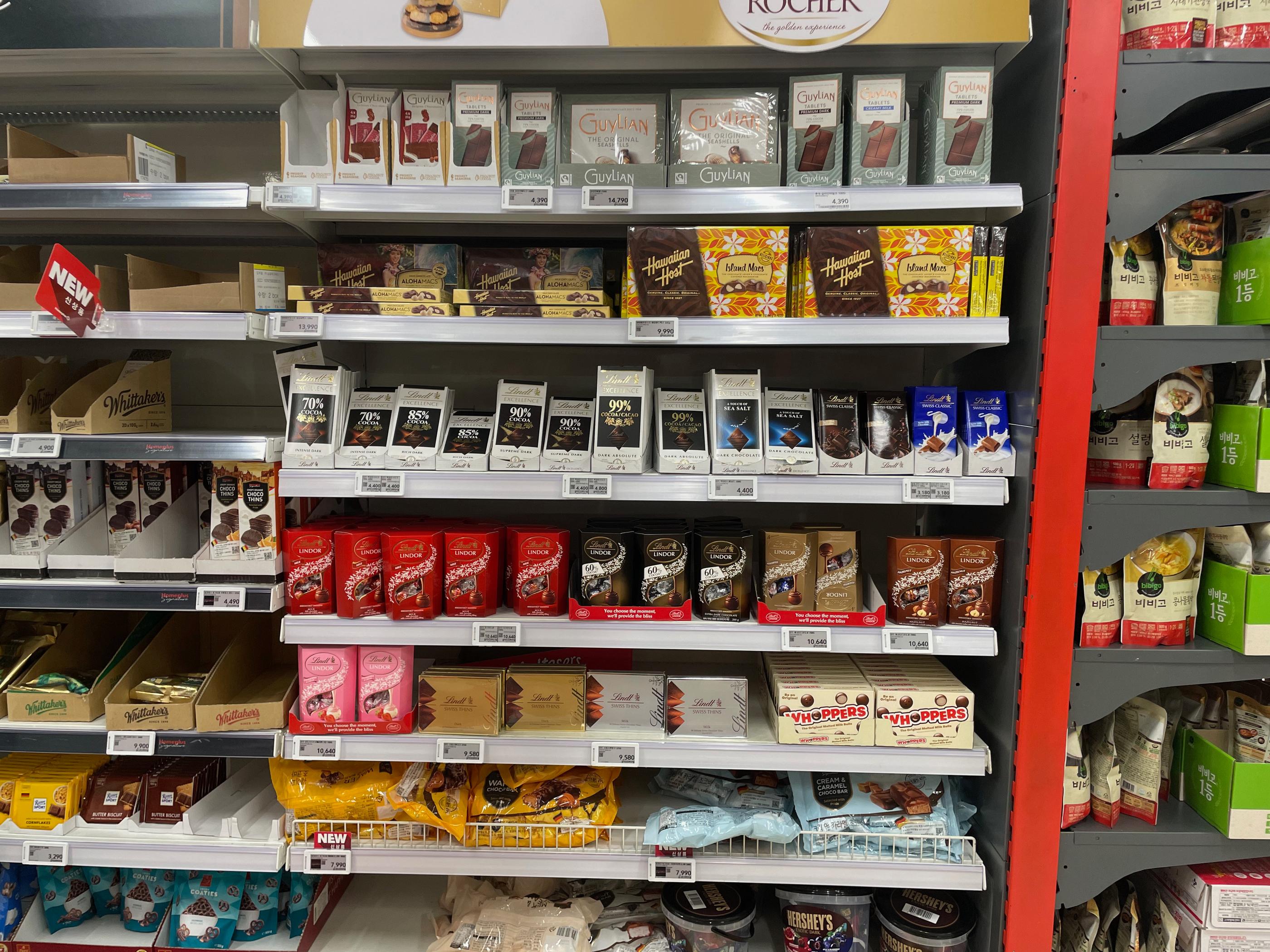 Homeplusのセルフレジコーナー。多言語対応でお会計が可能な様子を示す。