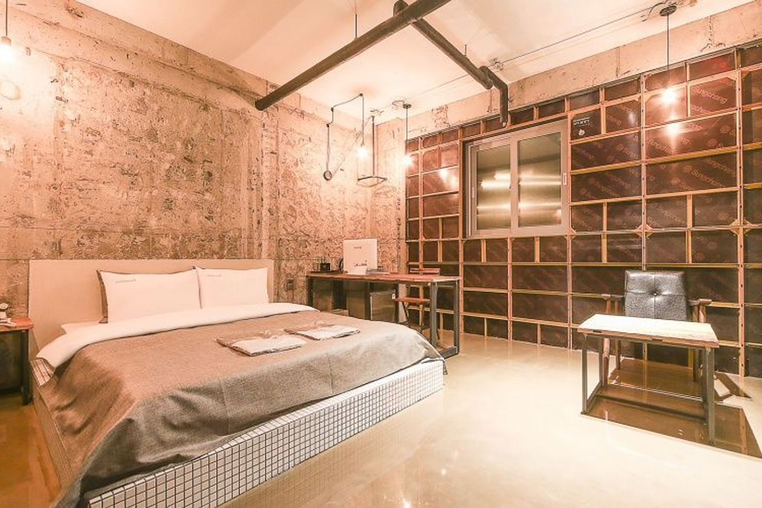 韓國Motel內部，設計現代且温馨的房間，燈光柔和，環境舒適。