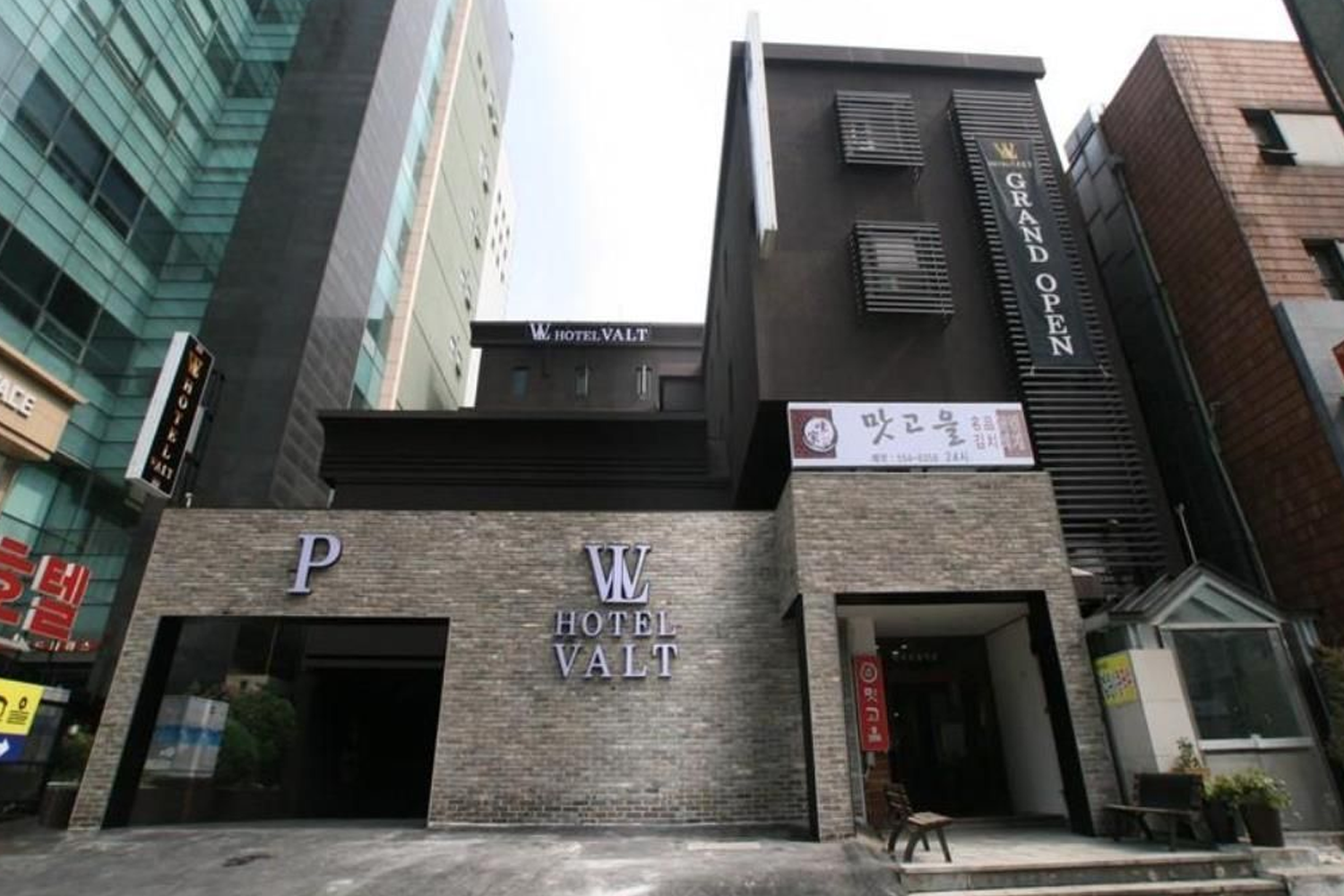 韓國W酒店外觀，設計現代，招牌顯眼。