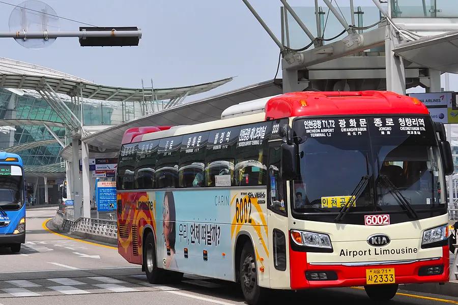 仁川空港の前に停車中の空港リムジンバス6002号線のトップビュー。真っ赤な屋根と明るい色合いの車体が見事に際立つ。