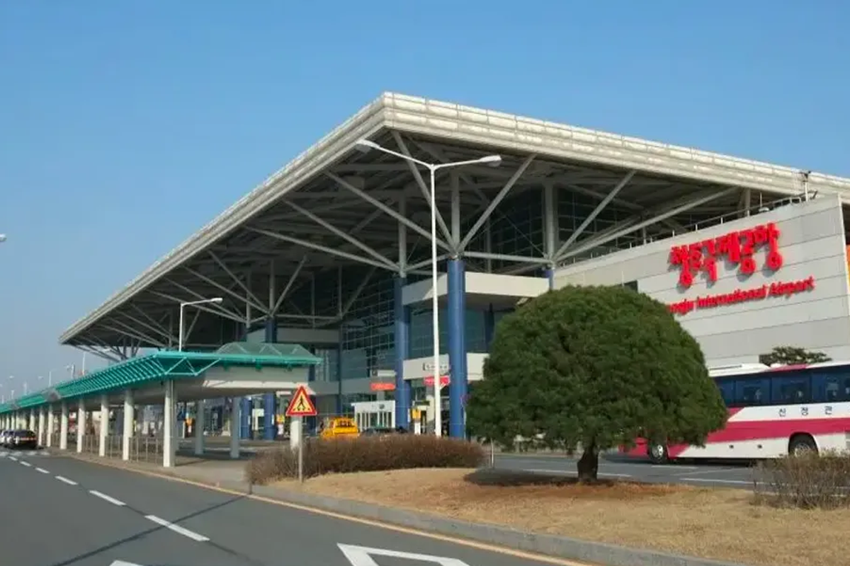 Cheongju Airport bus infographic offering transit information to Seoul, beneficial for travelers planning onward journeys within South Korea.