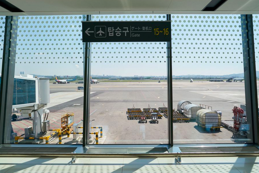 Gimpo International Airport bus infographic highlighting rapid transit options to central Seoul locations, ideal for travelers seeking efficient transportation solutions.