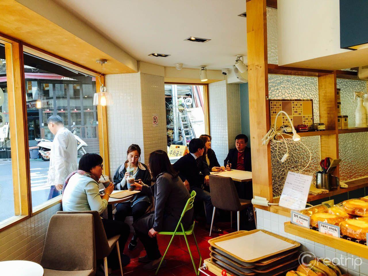 Wonder Bread店內,顧客享用麵包和咖啡的場景。