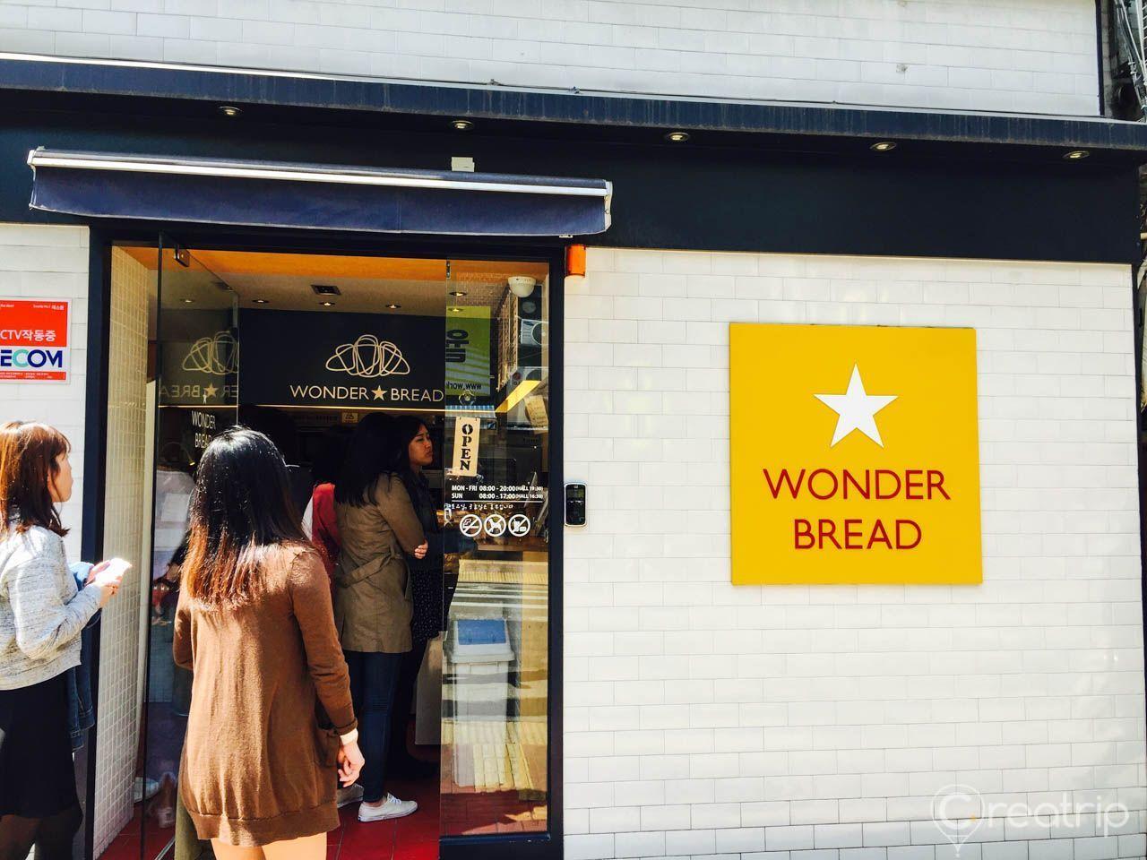 Wonder Bread烘焙坊的門面,顯示人氣店面的繁忙場景。