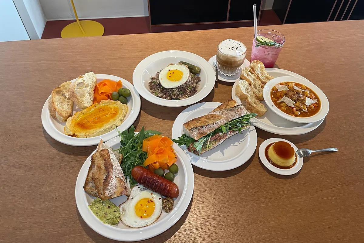 韓国カフェ「FUROA」のランチメニュー。多種多様な料理が並ぶテーブルで、目を引くプレゼンテーションが特徴。