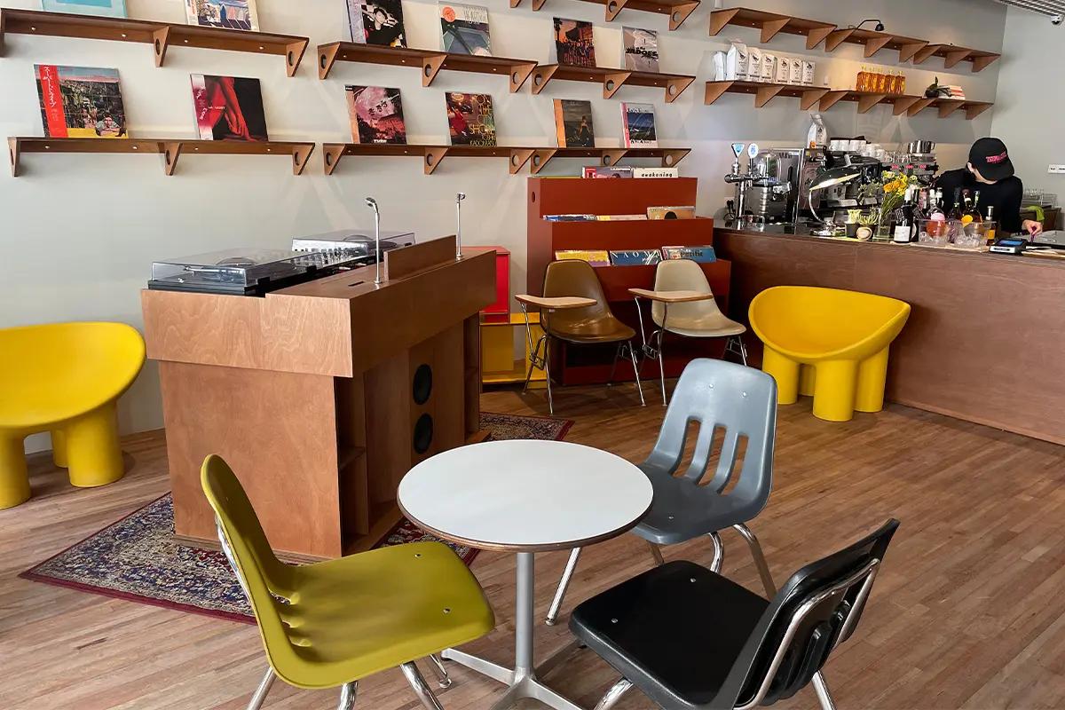 韓国カフェ「FUROA」のインテリア。レコードジャケットが並ぶモダンでユニークな店内デザイン。