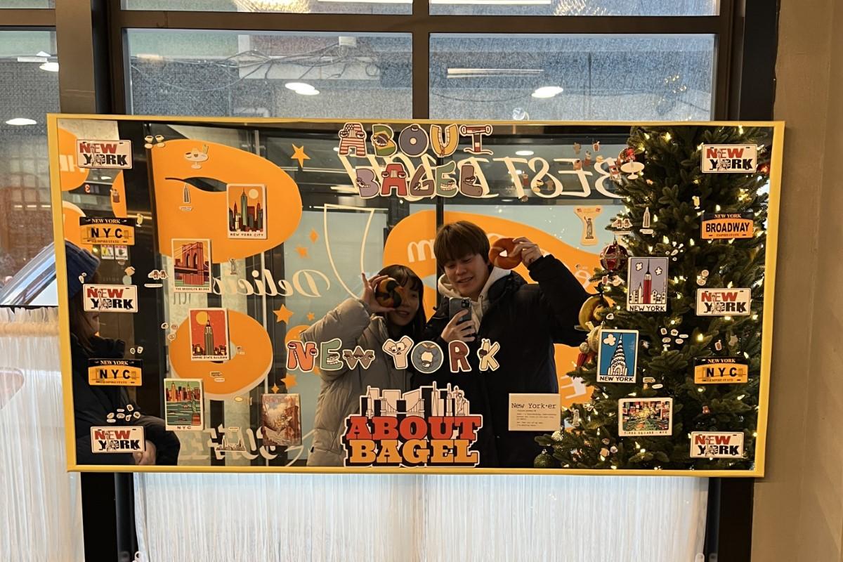 韓国カフェ「About Bagel」の自撮りスポット。ニューヨークスタイルのデコレーションが魅力。