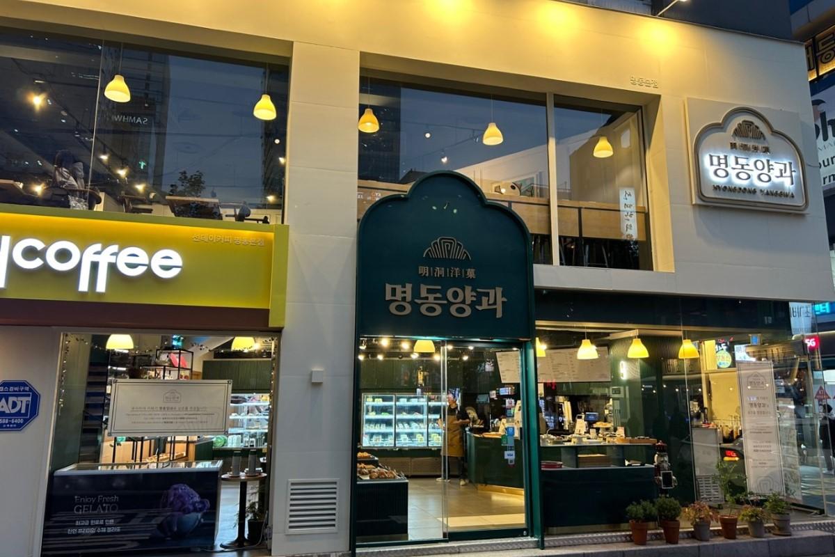 明洞洋菓の外観。ソウルで有名なベーカリーカフェで、新鮮な材料にこだわる店舗の魅力を外部から見ることができる。