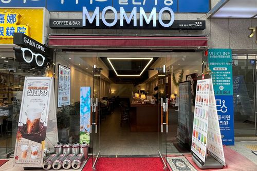 bên ngoài quán cafe MOMMO Coffee ở myeongdong