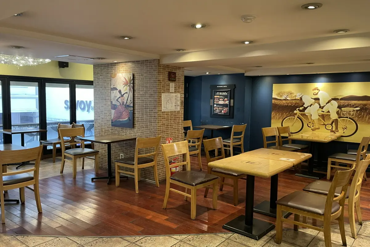 「Beans Bins Coffee」店内。落ち着いた雰囲気で、訪れる人々にリラックスした時間を提供する空間。