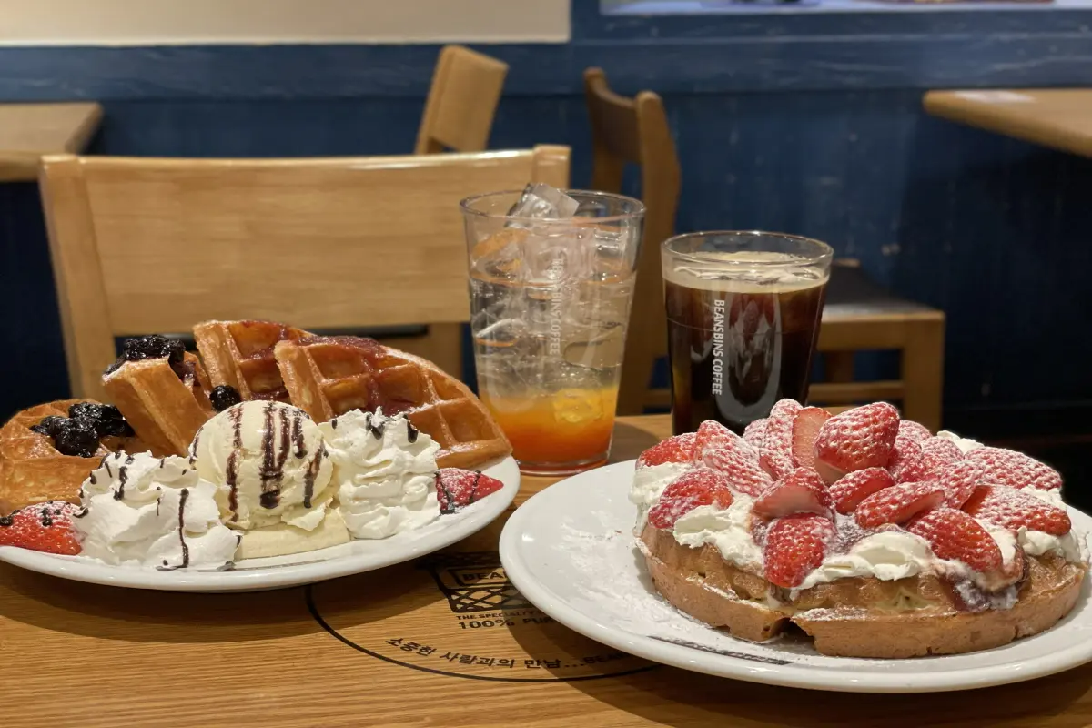 「Beans Bins Coffee」のストロベリーワッフル。たっぷりのホイップクリームとフルーツが人気の秘密。