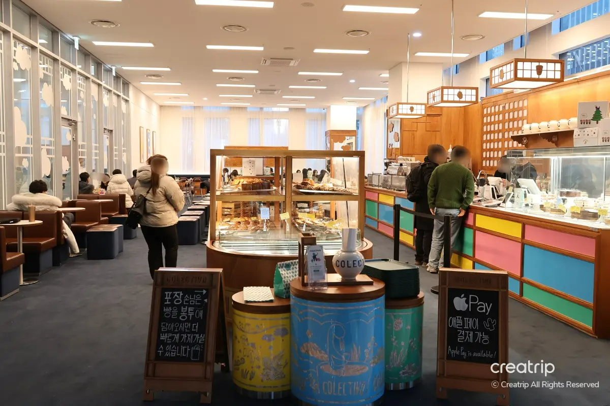 「COLECTIVO」カフェの広々とした内装。明るく開放的な空間では多くの訪問者がゆったりと寛げる。