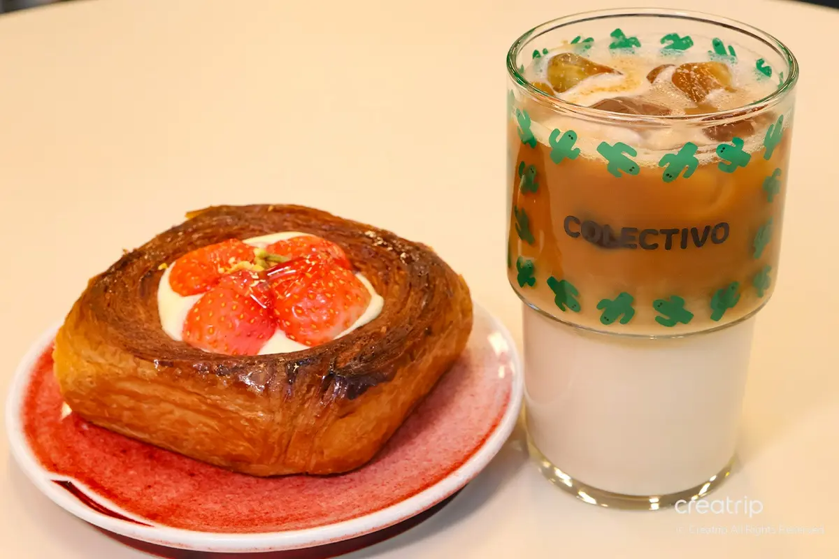 「COLECTIVO」のストロベリーデニッシュとアイスラテ。ベーカリーとカフェドリンクの絶妙な組み合わせ。