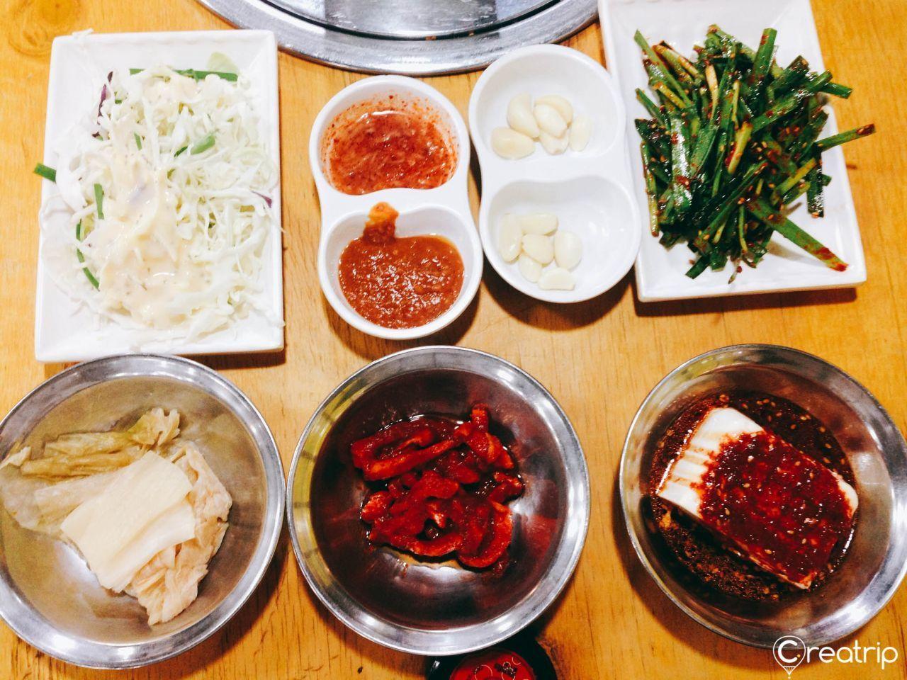 Freshly cooked fishcakes in a warm broth, highlighting a comforting Korean side dish at Jokbal restaurant.