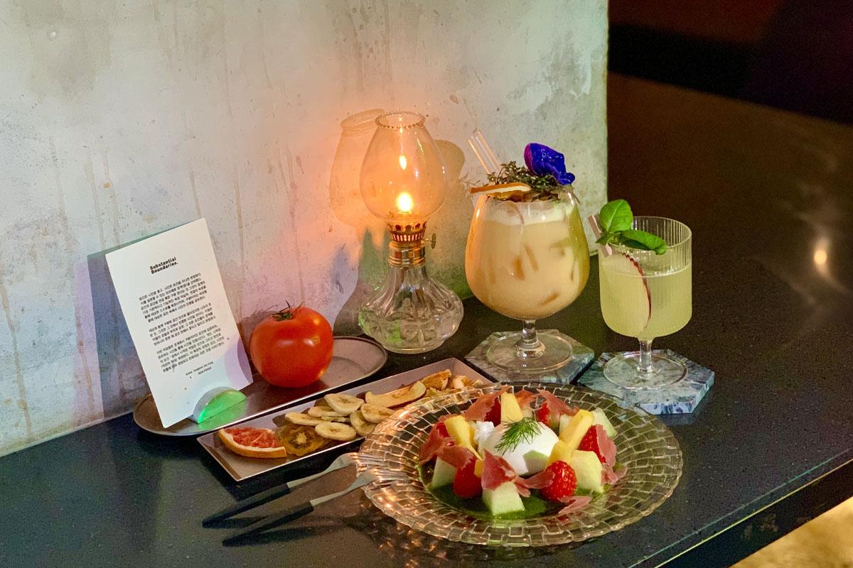 東大門のカフェでのオシャレなデザートプレートとドリンク