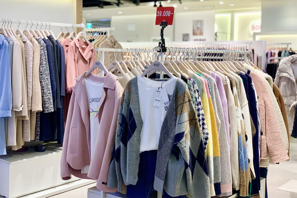 色とりどりの洋服が並ぶ東大門のショッピングモール