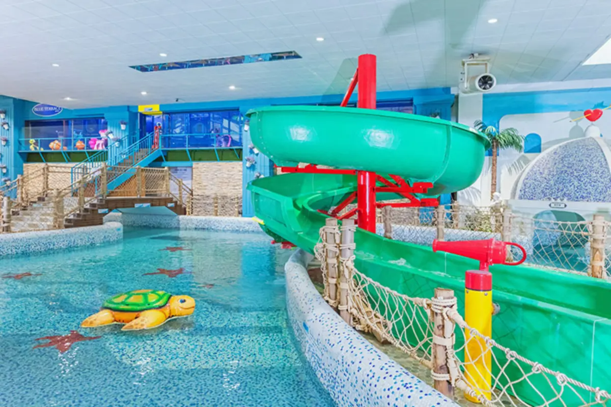 シララウォーターパークの広々としたプール施設と家族連れの様子