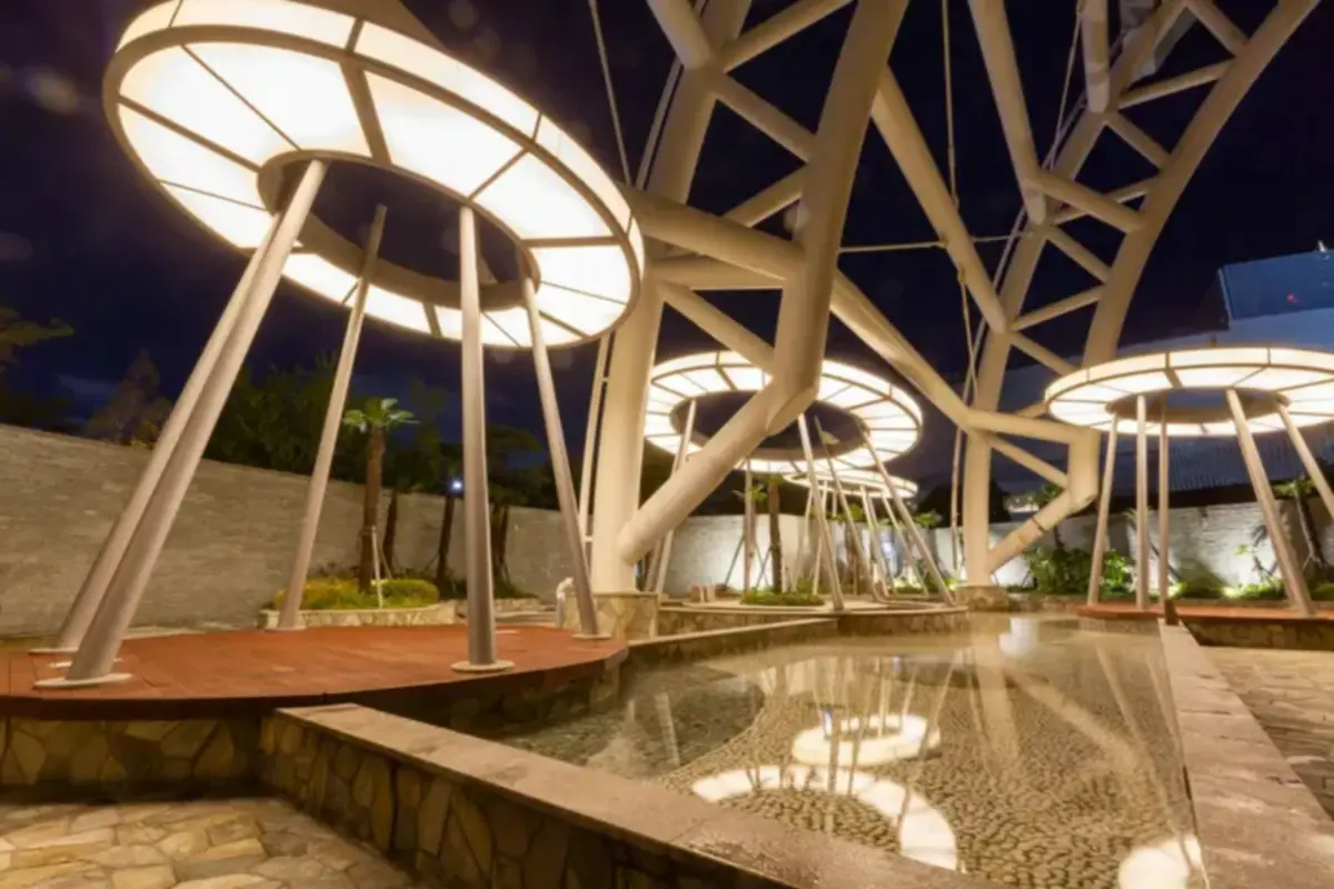 新世界スパランド内の開放感のある休憩スペースと足湯庭園