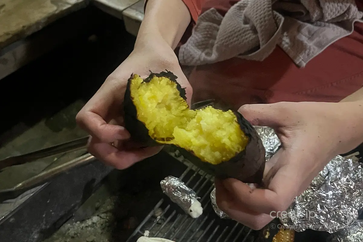 Khoai lang được nướng trên than hồng đỏ rực tại Supsok Hanbang Land, làm nổi bật hương vị truyền thống.