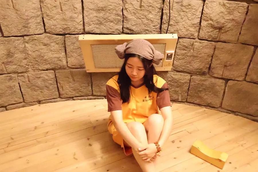 弘大24時プルガマサウナの内部空間と火釜体験スペースのイメージ