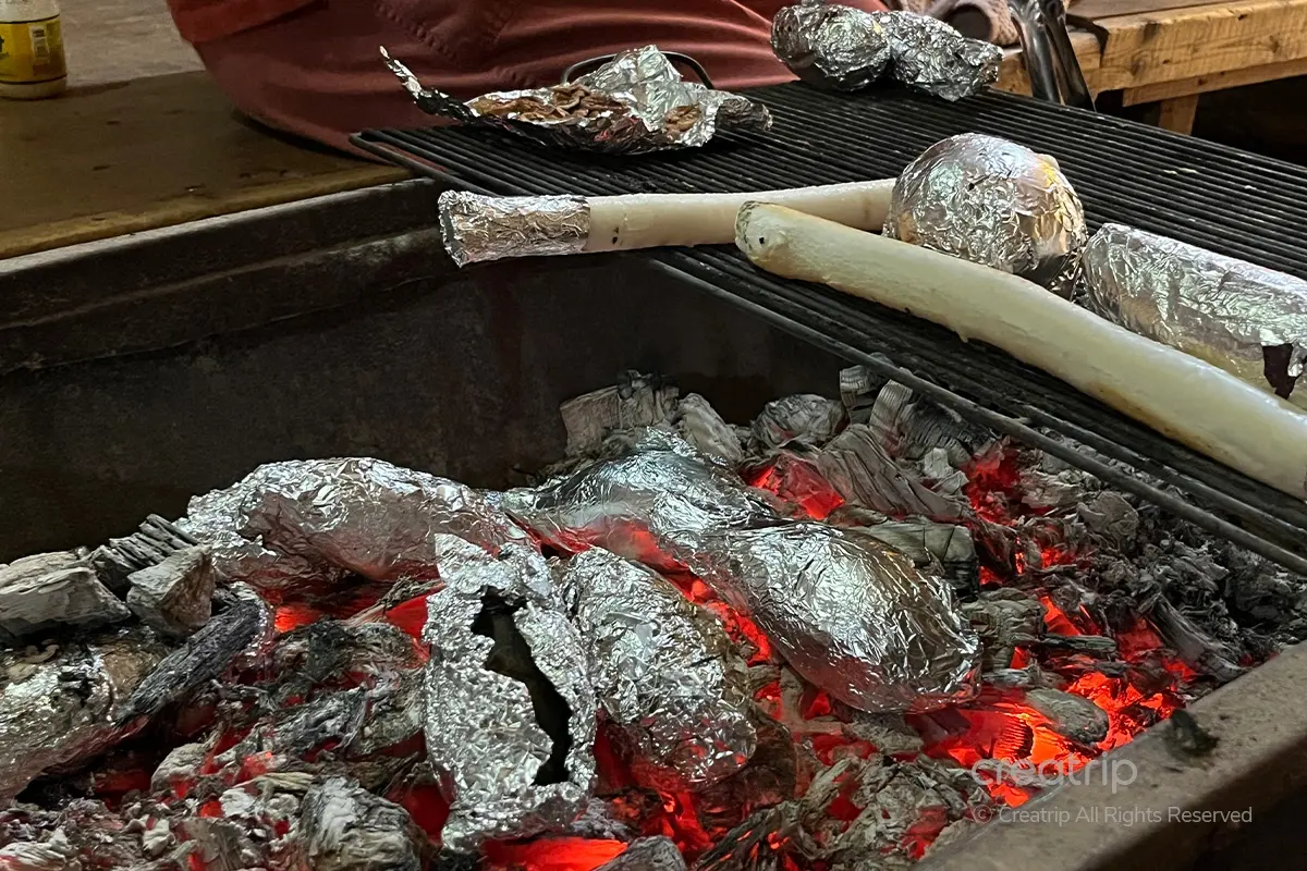 Hoạt động ăn uống và thư giãn tại Supsok Hanbang Land, Seoul, nơi nổi tiếng với việc nướng thức ăn trên than.