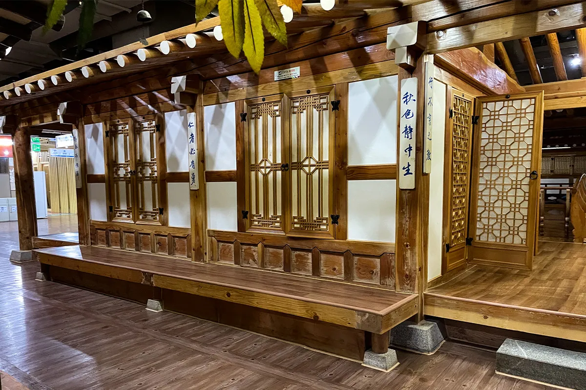 Ngôi nhà truyền thống Hanok tại SPAREX, biểu tượng văn hóa Hàn Quốc truyền thống.