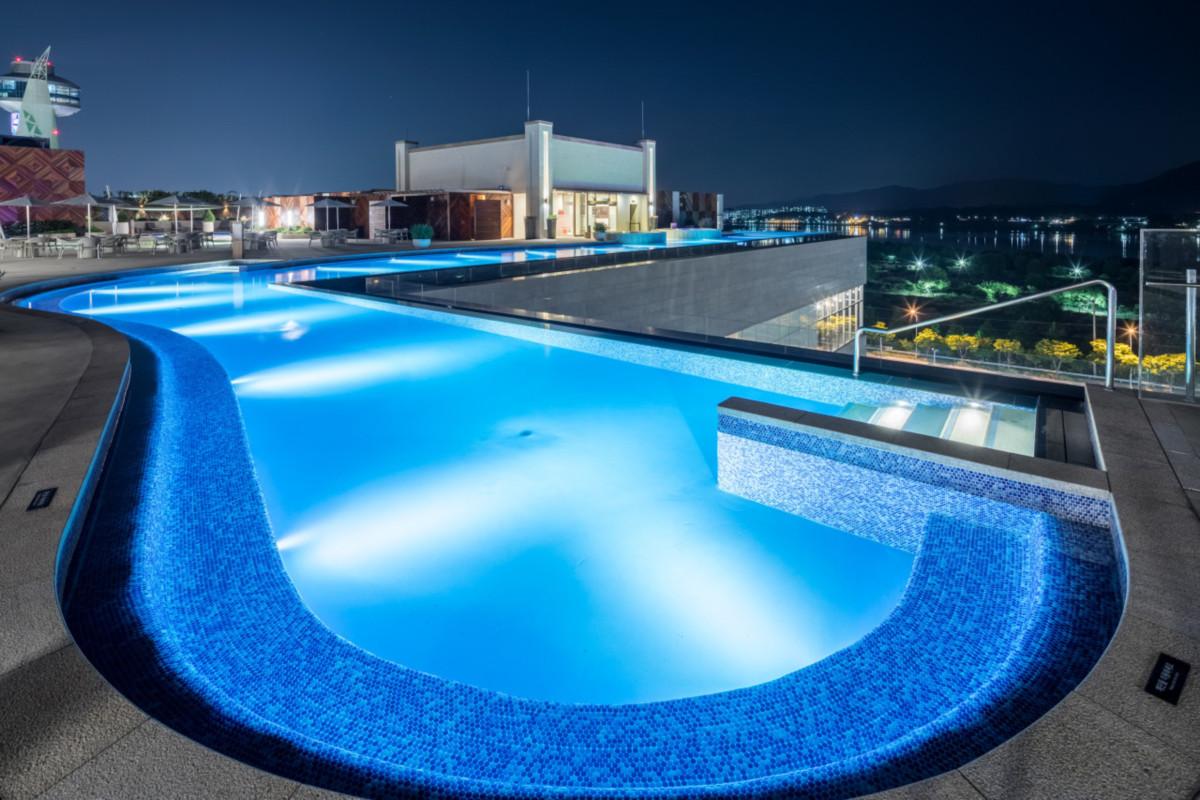 北漢山の絶景を一望できるアクアフィールド高陽店のインフィニティプール
