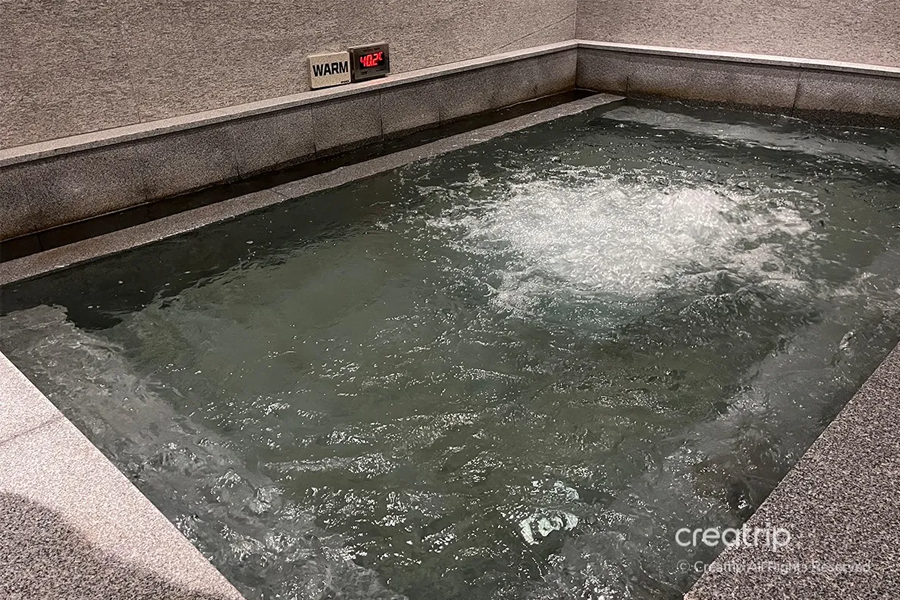 Warm stone bath at East Temple SPAREX spa, designed for detoxification and calming the body.