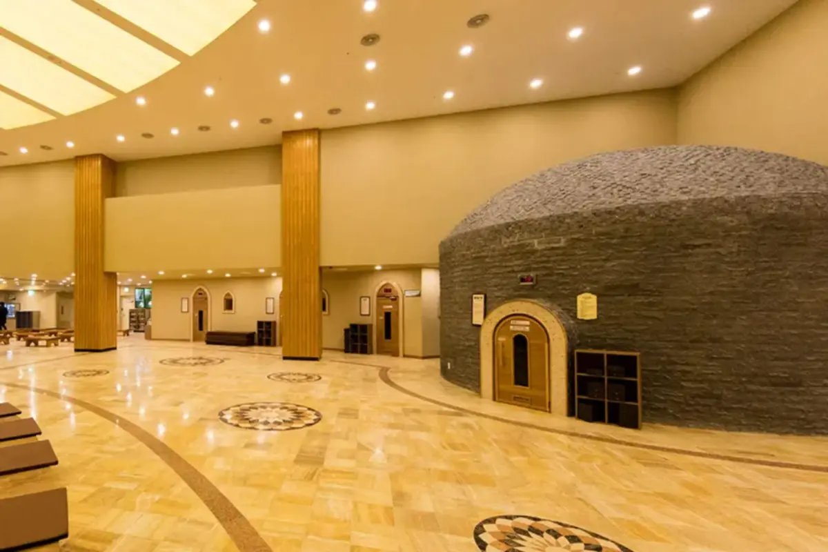 シララウォーターパーク内の流れるプールとウォータースライダー