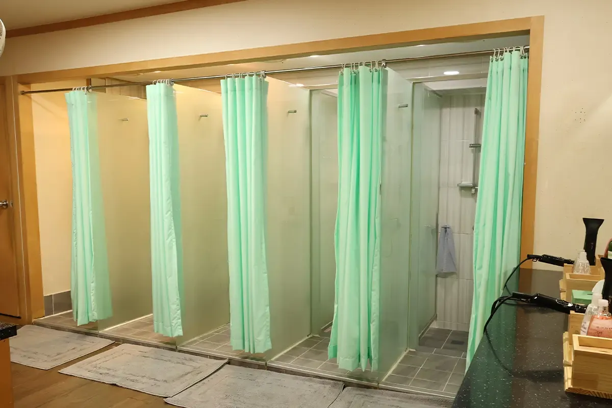 Phòng tắm riêng tại Immune Gongbang, cung cấp sự riêng tư và thoải mái tuyệt đối.