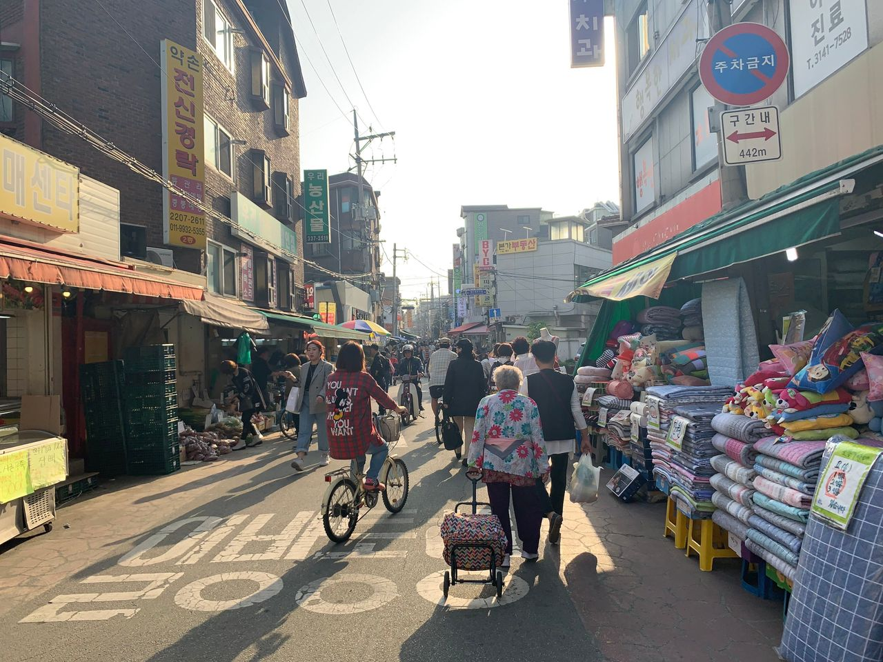 弘大のレストランで楽しむ韓国料理、鉄板で炒められた鶏肉と野菜